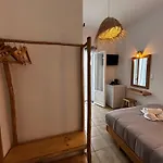 Livadia מלון דירות *